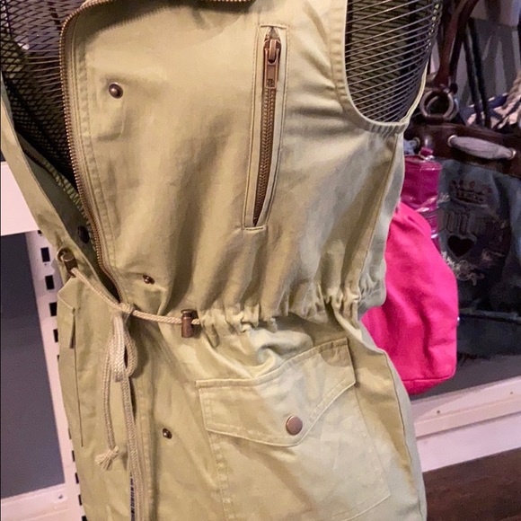 Cargo Vest with hood - Picture 2 of 3